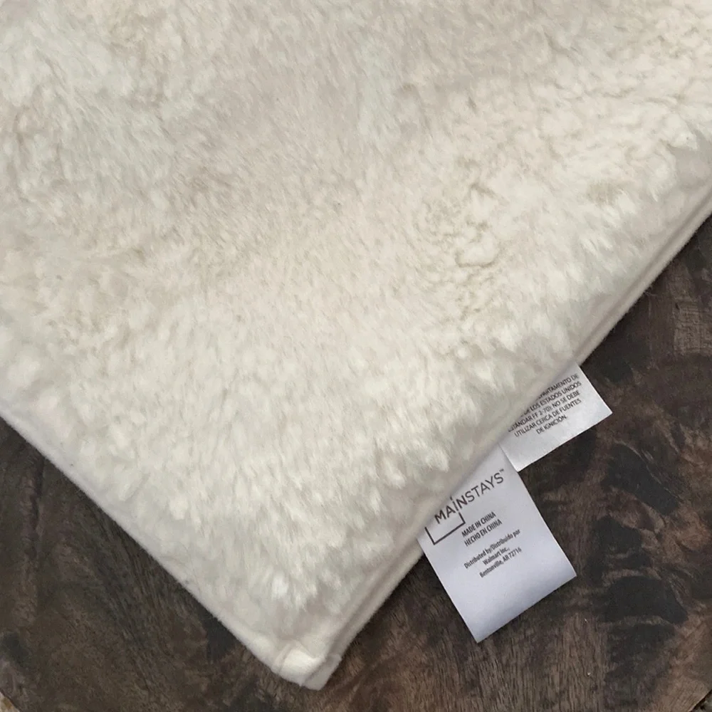 Mainstays faux fur accent rug 40x36 ivory off white rubber non slip back